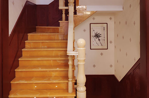 新密中式别墅室内汉白玉石楼梯的定制安装装饰效果
